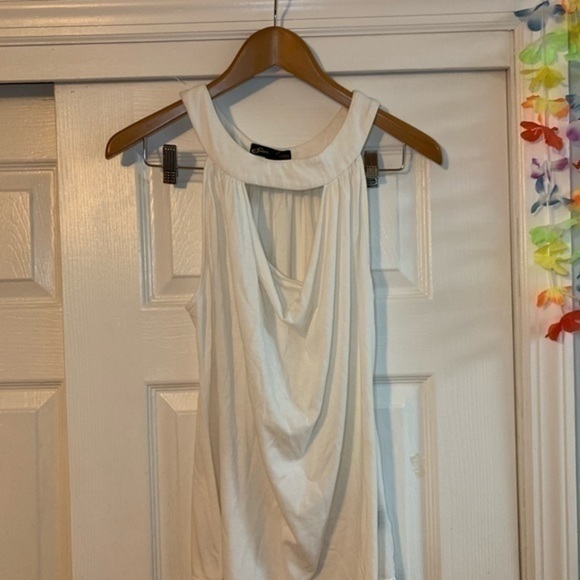 Essential White Front Cutout Top Size Medium - Picture 3 of 8